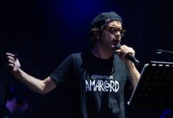Samuele Bersani canta sul bus con i fan