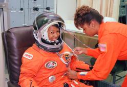 Mae Jemison: la storia della prima donna afroamericana a viaggiare nello spazio 