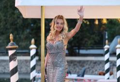 Sì, Valeria Marini ha pubblicato il tormentone "Baci stellari"