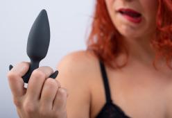 Voleva imbarcarsi su un volo con le ceneri del fidanzato in un plug anale (inserito)

