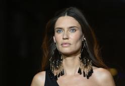 Bianca Balti sotto shock: "Un uomo con la pistola fuori dalla scuola di mia figlia"
