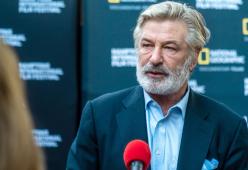 Tragedia sul set del film Rust: Alec Baldwin spara sul set per errore
