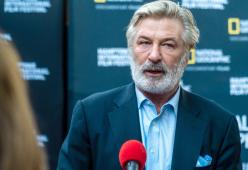 Alec Baldwin citato in giudizio per la sparatoria sul set di Rust
