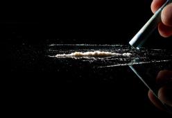 Si tira una striscia di cocaina in classe: il video shock è virale