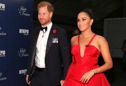 Harry e Meghan Markle saltano l’omaggio a nonno Filippo, ma vanno alle nozze del figlio di Beckham