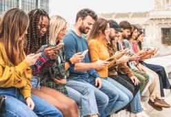 Phubbing, quando il telefono è più importante delle persone
