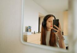 Sui social sempre più fake: metà dei ragazzi ritocca le foto prima di postarle