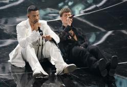 Gli oggetti dei cantanti di Sanremo all'asta per beneficenza