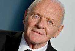 Anthony Hopkins festeggia quasi mezzo secolo di sobrietà con un video sui social
