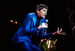 La grande umiltà di Gianni Morandi: il selfie in metro da standing ovation