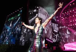 Harry Styles travestito da Danny Zuko canta un brano di "Grease"