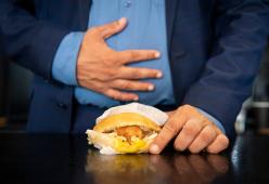 Frosinone: mangia un hamburger con dentro 2 chiodi e finisce in ospedale