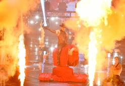 Achille Lauro si trasforma in un  cowboy fra le fiamme
