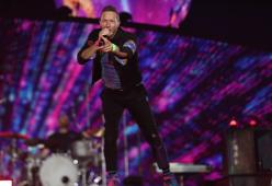 I Coldplay sul palco con una grande rockstar