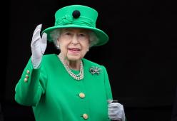 Giubileo di Platino: la Regina saluta la folla di sudditi: “Sono al vostro servizio”