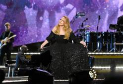 Adele si prende una pausa dalla musica per laurearsi