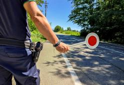 A 11 anni guida il furgone con il papà a fianco: multa da 5000 euro
