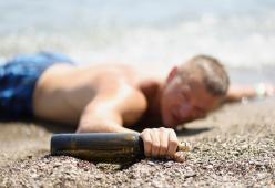 Festeggia i 30 anni in Thailandia e sparisce: la polizia lo ritrova nudo in spiaggia che canta 
