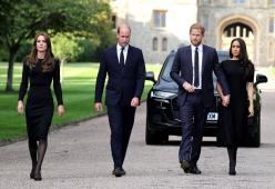 Harry e Meghan tornano al fianco di William e Kate: uniti nel dolore per la morte della Regina

