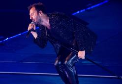 Cesare Cremonini in concerto bacia una fan