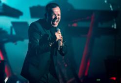 Gigi D’Alessio cerca di convincere Bono degli U2 a partecipare al suo show