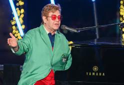 La performance a sorpresa di Elton John per Natale