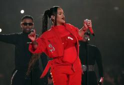 Il grande show di Rihanna al Super Bowl, incinta del secondo figlio