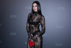 Dua Lipa: pizzi e trasparenze sexy per la Milano Fashion Week
