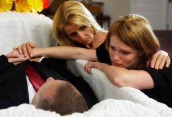 Muore all’improvviso: l’ex e la compagna in lacrime ma spunta la moglie segreta
