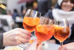 Il virologo Di Perri parla ai giovani della movida: “Così facendo portate il virus dai genitori che vi pagano lo spritz”