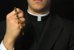 Ricatta il prete per rifarsi il seno a sue spese