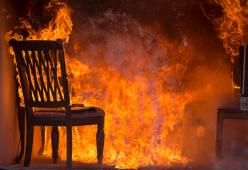 La sfrattano, ma lei prima di andare via dà fuoco a casa
