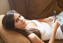 La GenZ  vuole snobbare i social e rispolverare i flip phone