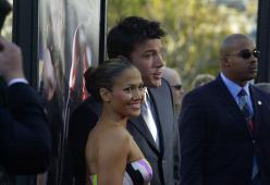 Jennifer Lopez in bikini bacia Ben Affleck con passione