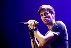 Enrique Iglesias limona duro con una fan