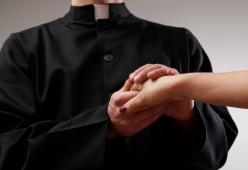 Il prete e la suora si innamorano di colpo e lasciano l'abito per sposarsi 
