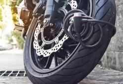 Gli rubano la moto, ma poi il ladro si pente e la restituisce con un biglietto di scuse