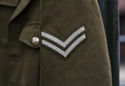 Trovano un pacco di carta mai aperto durante un trasloco: dentro un uniforme da aviatore