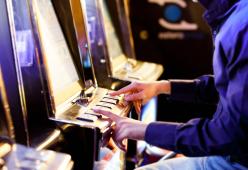 Gli danno 340 mila euro di aiuti Covid per errore: lui se li gioca tutti