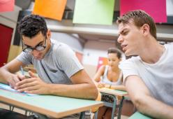 Studenti costretti a indossare paraocchi per non copiare