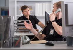 Chiama la polizia più di 2000 volte in 8 giorni solo per insultare gli agenti: arrestato