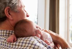 Nonno chiede di essere pagato per fare da baby sitter al nipote
