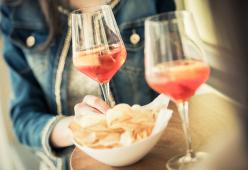 Jesolo, aperitivo servito in spiaggia con patatine non sigillate: multa salata all’hotel