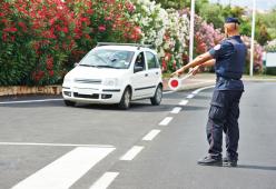 Si finge infermiere e supera un posto di blocco, poi si vanta sui social: denunciato