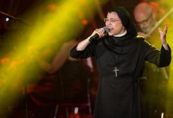 Suor Cristina lascia la vita consacrata e si dedica alla musica