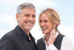 George Clooney e Julia Roberts si baciano nel film Ticket to Paradise
