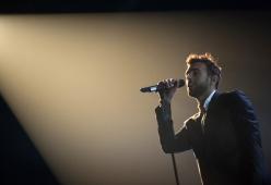 Un anno di Covid: Marco Mengoni canta nel cuore di Bergamo