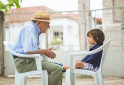 Nonno va all’asilo a ritirare la nipotina: ma prende la bimba sbagliata