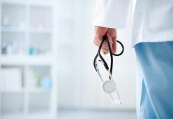 Arrestato il medico che ha picchiato un anziano paziente a Calimera