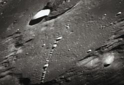 C’è un insolito cratere da impatto sulla Luna 